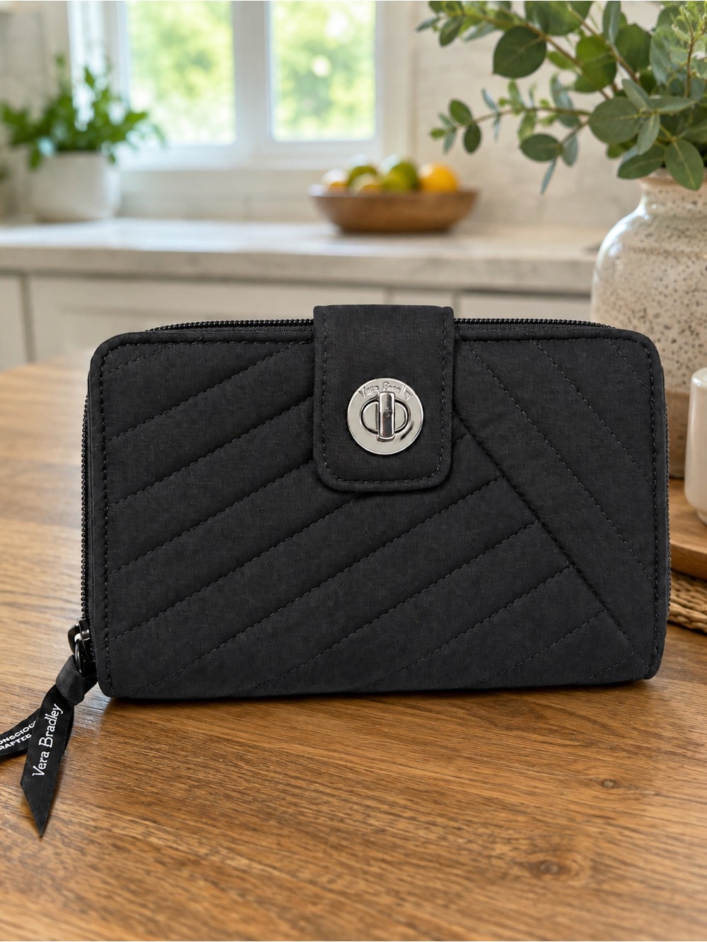 Vera Bradley RFID Turnlock Wallet Classic Black Quilted - Picture 1 of 8